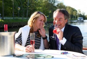 21-05-2010 SHOWBIZZ; MILIKA PETERZON EN JURGEN SMIT TROUWEN IN VOORJAAR 2011. Ze zijn inmiddels 4 jaar samen en bewonen nu een prachtig huis aan de Vecht.Hebben een pracht van een nieuw leven in hun huis, hun jongste telg hond BOB dus is het tijd om dan ook maar eens te gaan trouwen.En dat gebeurt dus volgend jaar.
foto: Albert den Iseger