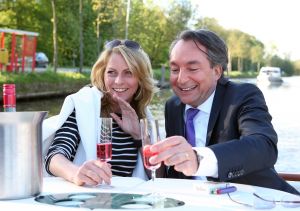 21-05-2010 SHOWBIZZ; MILIKA PETERZON EN JURGEN SMIT TROUWEN IN VOORJAAR 2011. Ze zijn inmiddels 4 jaar samen en bewonen nu een prachtig huis aan de Vecht.Hebben een pracht van een nieuw leven in hun huis, hun jongste telg hond BOB dus is het tijd om dan ook maar eens te gaan trouwen.En dat gebeurt dus volgend jaar.
foto: Albert den Iseger