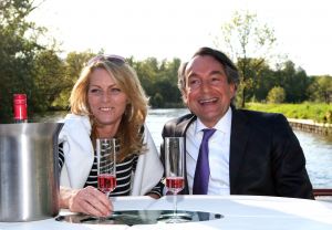 21-05-2010 SHOWBIZZ; MILIKA PETERZON EN JURGEN SMIT TROUWEN IN VOORJAAR 2011. Ze zijn inmiddels 4 jaar samen en bewonen nu een prachtig huis aan de Vecht.Hebben een pracht van een nieuw leven in hun huis, hun jongste telg hond BOB dus is het tijd om dan ook maar eens te gaan trouwen.En dat gebeurt dus volgend jaar.
foto: Albert den Iseger