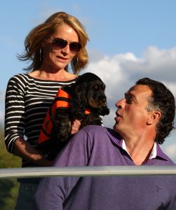 21-05-2010 SHOWBIZZ; MILIKA PETERZON EN JURGEN SMIT TROUWEN IN VOORJAAR 2011. Ze zijn inmiddels 4 jaar samen en bewonen nu een prachtig huis aan de Vecht.Hebben een pracht van een nieuw leven in hun huis, hun jongste telg hond BOB dus is het tijd om dan ook maar eens te gaan trouwen.En dat gebeurt dus volgend jaar.
foto: Albert den Iseger