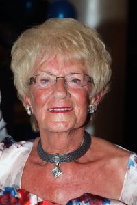 16-05-2010 SHOWBIZZ; GERARD JOLING WERD 50 JAAR EN DAAROM WERD HET EEN FEESTJE VOOR VRIENDEN EN FAMILIE. In de Hotels van Oranje te Noordwijk werd het een verzamelplaats van vrienden en familie en niet zo zeer van bekende Nederlanders. Ook de aanwezige pers was niet van harte welkom op het feestje van Gerard. De schrijvende pers werd zelfs door een medewerkster van het management van Gerard de toegang tot de feestzaal  geweigerd zodat een goed sfeerverslag van het feestje onmogelijk werd gemaakt. Omdat het buiten erg koud was mochten de aanwezige fotografen dan wel binnen staan, maar wel achter een afscheiding nauwlettend in de gaten gehouden door brede mannen met oordopjes in. Een ietswat chanante vertoning voor de mensen die Gerard al meer dan 20 jaar fotograferen. De paar bekende Nederlanders die door weer en wind wel kwamen opdraven vonden het ook een ietswat vreemde beslissing van de organisatie. Gerard bood zijn excuses aan voor het feit dat het niet zo soepeltjes verliep maar zei: Ik heb niks met de organisatie van dit alles te maken, terwijl het management vertelde dat het draaiboek van deze avond was samengesteld door Gerard, Wino (manager) en zijn assistente. Voor de gasten was het waarschijnlijk weer een over de TOP feestje maar voor de pers een teleurstelling terwijl deze juist gedeeltelijk hebben meegeholpen aan de glansrijke carriere van Gerard Joling. 
foto: Albert den Iseger