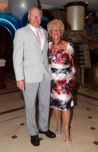 16-05-2010 SHOWBIZZ; GERARD JOLING WERD 50 JAAR EN DAAROM WERD HET EEN FEESTJE VOOR VRIENDEN EN FAMILIE. In de Hotels van Oranje te Noordwijk werd het een verzamelplaats van vrienden en familie en niet zo zeer van bekende Nederlanders. Ook de aanwezige pers was niet van harte welkom op het feestje van Gerard. De schrijvende pers werd zelfs door een medewerkster van het management van Gerard de toegang tot de feestzaal  geweigerd zodat een goed sfeerverslag van het feestje onmogelijk werd gemaakt. Omdat het buiten erg koud was mochten de aanwezige fotografen dan wel binnen staan, maar wel achter een afscheiding nauwlettend in de gaten gehouden door brede mannen met oordopjes in. Een ietswat chanante vertoning voor de mensen die Gerard al meer dan 20 jaar fotograferen. De paar bekende Nederlanders die door weer en wind wel kwamen opdraven vonden het ook een ietswat vreemde beslissing van de organisatie. Gerard bood zijn excuses aan voor het feit dat het niet zo soepeltjes verliep maar zei: Ik heb niks met de organisatie van dit alles te maken, terwijl het management vertelde dat het draaiboek van deze avond was samengesteld door Gerard, Wino (manager) en zijn assistente. Voor de gasten was het waarschijnlijk weer een over de TOP feestje maar voor de pers een teleurstelling terwijl deze juist gedeeltelijk hebben meegeholpen aan de glansrijke carriere van Gerard Joling. 
foto: Albert den Iseger