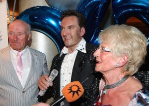 16-05-2010 SHOWBIZZ; GERARD JOLING WERD 50 JAAR EN DAAROM WERD HET EEN FEESTJE VOOR VRIENDEN EN FAMILIE. In de Hotels van Oranje te Noordwijk werd het een verzamelplaats van vrienden en familie en niet zo zeer van bekende Nederlanders. Ook de aanwezige pers was niet van harte welkom op het feestje van Gerard. De schrijvende pers werd zelfs door een medewerkster van het management van Gerard de toegang tot de feestzaal  geweigerd zodat een goed sfeerverslag van het feestje onmogelijk werd gemaakt. Omdat het buiten erg koud was mochten de aanwezige fotografen dan wel binnen staan, maar wel achter een afscheiding nauwlettend in de gaten gehouden door brede mannen met oordopjes in. Een ietswat chanante vertoning voor de mensen die Gerard al meer dan 20 jaar fotograferen. De paar bekende Nederlanders die door weer en wind wel kwamen opdraven vonden het ook een ietswat vreemde beslissing van de organisatie. Gerard bood zijn excuses aan voor het feit dat het niet zo soepeltjes verliep maar zei: Ik heb niks met de organisatie van dit alles te maken, terwijl het management vertelde dat het draaiboek van deze avond was samengesteld door Gerard, Wino (manager) en zijn assistente. Voor de gasten was het waarschijnlijk weer een over de TOP feestje maar voor de pers een teleurstelling terwijl deze juist gedeeltelijk hebben meegeholpen aan de glansrijke carriere van Gerard Joling. 
foto: Albert den Iseger