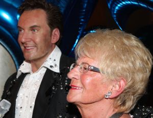 16-05-2010 SHOWBIZZ; GERARD JOLING WERD 50 JAAR EN DAAROM WERD HET EEN FEESTJE VOOR VRIENDEN EN FAMILIE. In de Hotels van Oranje te Noordwijk werd het een verzamelplaats van vrienden en familie en niet zo zeer van bekende Nederlanders. Ook de aanwezige pers was niet van harte welkom op het feestje van Gerard. De schrijvende pers werd zelfs door een medewerkster van het management van Gerard de toegang tot de feestzaal  geweigerd zodat een goed sfeerverslag van het feestje onmogelijk werd gemaakt. Omdat het buiten erg koud was mochten de aanwezige fotografen dan wel binnen staan, maar wel achter een afscheiding nauwlettend in de gaten gehouden door brede mannen met oordopjes in. Een ietswat chanante vertoning voor de mensen die Gerard al meer dan 20 jaar fotograferen. De paar bekende Nederlanders die door weer en wind wel kwamen opdraven vonden het ook een ietswat vreemde beslissing van de organisatie. Gerard bood zijn excuses aan voor het feit dat het niet zo soepeltjes verliep maar zei: Ik heb niks met de organisatie van dit alles te maken, terwijl het management vertelde dat het draaiboek van deze avond was samengesteld door Gerard, Wino (manager) en zijn assistente. Voor de gasten was het waarschijnlijk weer een over de TOP feestje maar voor de pers een teleurstelling terwijl deze juist gedeeltelijk hebben meegeholpen aan de glansrijke carriere van Gerard Joling. 
foto: Albert den Iseger