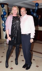 16-05-2010 SHOWBIZZ; GERARD JOLING WERD 50 JAAR EN DAAROM WERD HET EEN FEESTJE VOOR VRIENDEN EN FAMILIE. In de Hotels van Oranje te Noordwijk werd het een verzamelplaats van vrienden en familie en niet zo zeer van bekende Nederlanders. Ook de aanwezige pers was niet van harte welkom op het feestje van Gerard. De schrijvende pers werd zelfs door een medewerkster van het management van Gerard de toegang tot de feestzaal  geweigerd zodat een goed sfeerverslag van het feestje onmogelijk werd gemaakt. Omdat het buiten erg koud was mochten de aanwezige fotografen dan wel binnen staan, maar wel achter een afscheiding nauwlettend in de gaten gehouden door brede mannen met oordopjes in. Een ietswat chanante vertoning voor de mensen die Gerard al meer dan 20 jaar fotograferen. De paar bekende Nederlanders die door weer en wind wel kwamen opdraven vonden het ook een ietswat vreemde beslissing van de organisatie. Gerard bood zijn excuses aan voor het feit dat het niet zo soepeltjes verliep maar zei: Ik heb niks met de organisatie van dit alles te maken, terwijl het management vertelde dat het draaiboek van deze avond was samengesteld door Gerard, Wino (manager) en zijn assistente. Voor de gasten was het waarschijnlijk weer een over de TOP feestje maar voor de pers een teleurstelling terwijl deze juist gedeeltelijk hebben meegeholpen aan de glansrijke carriere van Gerard Joling. 
foto: Albert den Iseger