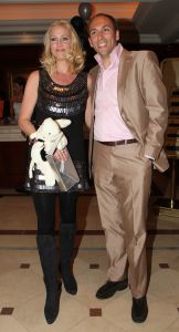 16-05-2010 SHOWBIZZ; GERARD JOLING WERD 50 JAAR EN DAAROM WERD HET EEN FEESTJE VOOR VRIENDEN EN FAMILIE. In de Hotels van Oranje te Noordwijk werd het een verzamelplaats van vrienden en familie en niet zo zeer van bekende Nederlanders. Ook de aanwezige pers was niet van harte welkom op het feestje van Gerard. De schrijvende pers werd zelfs door een medewerkster van het management van Gerard de toegang tot de feestzaal  geweigerd zodat een goed sfeerverslag van het feestje onmogelijk werd gemaakt. Omdat het buiten erg koud was mochten de aanwezige fotografen dan wel binnen staan, maar wel achter een afscheiding nauwlettend in de gaten gehouden door brede mannen met oordopjes in. Een ietswat chanante vertoning voor de mensen die Gerard al meer dan 20 jaar fotograferen. De paar bekende Nederlanders die door weer en wind wel kwamen opdraven vonden het ook een ietswat vreemde beslissing van de organisatie. Gerard bood zijn excuses aan voor het feit dat het niet zo soepeltjes verliep maar zei: Ik heb niks met de organisatie van dit alles te maken, terwijl het management vertelde dat het draaiboek van deze avond was samengesteld door Gerard, Wino (manager) en zijn assistente. Voor de gasten was het waarschijnlijk weer een over de TOP feestje maar voor de pers een teleurstelling terwijl deze juist gedeeltelijk hebben meegeholpen aan de glansrijke carriere van Gerard Joling. 
foto: Albert den Iseger