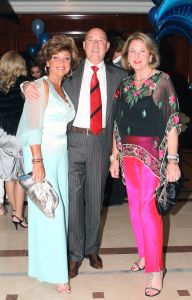 16-05-2010 SHOWBIZZ; GERARD JOLING WERD 50 JAAR EN DAAROM WERD HET EEN FEESTJE VOOR VRIENDEN EN FAMILIE. In de Hotels van Oranje te Noordwijk werd het een verzamelplaats van vrienden en familie en niet zo zeer van bekende Nederlanders. Ook de aanwezige pers was niet van harte welkom op het feestje van Gerard. De schrijvende pers werd zelfs door een medewerkster van het management van Gerard de toegang tot de feestzaal  geweigerd zodat een goed sfeerverslag van het feestje onmogelijk werd gemaakt. Omdat het buiten erg koud was mochten de aanwezige fotografen dan wel binnen staan, maar wel achter een afscheiding nauwlettend in de gaten gehouden door brede mannen met oordopjes in. Een ietswat chanante vertoning voor de mensen die Gerard al meer dan 20 jaar fotograferen. De paar bekende Nederlanders die door weer en wind wel kwamen opdraven vonden het ook een ietswat vreemde beslissing van de organisatie. Gerard bood zijn excuses aan voor het feit dat het niet zo soepeltjes verliep maar zei: Ik heb niks met de organisatie van dit alles te maken, terwijl het management vertelde dat het draaiboek van deze avond was samengesteld door Gerard, Wino (manager) en zijn assistente. Voor de gasten was het waarschijnlijk weer een over de TOP feestje maar voor de pers een teleurstelling terwijl deze juist gedeeltelijk hebben meegeholpen aan de glansrijke carriere van Gerard Joling. 
foto: Albert den Iseger