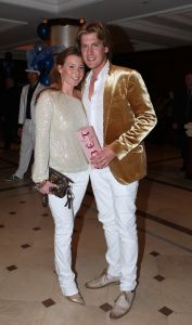 16-05-2010 SHOWBIZZ; GERARD JOLING WERD 50 JAAR EN DAAROM WERD HET EEN FEESTJE VOOR VRIENDEN EN FAMILIE. In de Hotels van Oranje te Noordwijk werd het een verzamelplaats van vrienden en familie en niet zo zeer van bekende Nederlanders. Ook de aanwezige pers was niet van harte welkom op het feestje van Gerard. De schrijvende pers werd zelfs door een medewerkster van het management van Gerard de toegang tot de feestzaal  geweigerd zodat een goed sfeerverslag van het feestje onmogelijk werd gemaakt. Omdat het buiten erg koud was mochten de aanwezige fotografen dan wel binnen staan, maar wel achter een afscheiding nauwlettend in de gaten gehouden door brede mannen met oordopjes in. Een ietswat chanante vertoning voor de mensen die Gerard al meer dan 20 jaar fotograferen. De paar bekende Nederlanders die door weer en wind wel kwamen opdraven vonden het ook een ietswat vreemde beslissing van de organisatie. Gerard bood zijn excuses aan voor het feit dat het niet zo soepeltjes verliep maar zei: Ik heb niks met de organisatie van dit alles te maken, terwijl het management vertelde dat het draaiboek van deze avond was samengesteld door Gerard, Wino (manager) en zijn assistente. Voor de gasten was het waarschijnlijk weer een over de TOP feestje maar voor de pers een teleurstelling terwijl deze juist gedeeltelijk hebben meegeholpen aan de glansrijke carriere van Gerard Joling. 
foto: Albert den Iseger