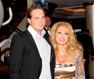 16-05-2010 SHOWBIZZ; GERARD JOLING WERD 50 JAAR EN DAAROM WERD HET EEN FEESTJE VOOR VRIENDEN EN FAMILIE. In de Hotels van Oranje te Noordwijk werd het een verzamelplaats van vrienden en familie en niet zo zeer van bekende Nederlanders. Ook de aanwezige pers was niet van harte welkom op het feestje van Gerard. De schrijvende pers werd zelfs door een medewerkster van het management van Gerard de toegang tot de feestzaal  geweigerd zodat een goed sfeerverslag van het feestje onmogelijk werd gemaakt. Omdat het buiten erg koud was mochten de aanwezige fotografen dan wel binnen staan, maar wel achter een afscheiding nauwlettend in de gaten gehouden door brede mannen met oordopjes in. Een ietswat chanante vertoning voor de mensen die Gerard al meer dan 20 jaar fotograferen. De paar bekende Nederlanders die door weer en wind wel kwamen opdraven vonden het ook een ietswat vreemde beslissing van de organisatie. Gerard bood zijn excuses aan voor het feit dat het niet zo soepeltjes verliep maar zei: Ik heb niks met de organisatie van dit alles te maken, terwijl het management vertelde dat het draaiboek van deze avond was samengesteld door Gerard, Wino (manager) en zijn assistente. Voor de gasten was het waarschijnlijk weer een over de TOP feestje maar voor de pers een teleurstelling terwijl deze juist gedeeltelijk hebben meegeholpen aan de glansrijke carriere van Gerard Joling. 
foto: Albert den Iseger