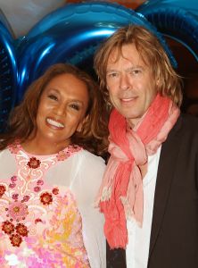 16-05-2010 SHOWBIZZ; GERARD JOLING WERD 50 JAAR EN DAAROM WERD HET EEN FEESTJE VOOR VRIENDEN EN FAMILIE. In de Hotels van Oranje te Noordwijk werd het een verzamelplaats van vrienden en familie en niet zo zeer van bekende Nederlanders. Ook de aanwezige pers was niet van harte welkom op het feestje van Gerard. De schrijvende pers werd zelfs door een medewerkster van het management van Gerard de toegang tot de feestzaal  geweigerd zodat een goed sfeerverslag van het feestje onmogelijk werd gemaakt. Omdat het buiten erg koud was mochten de aanwezige fotografen dan wel binnen staan, maar wel achter een afscheiding nauwlettend in de gaten gehouden door brede mannen met oordopjes in. Een ietswat chanante vertoning voor de mensen die Gerard al meer dan 20 jaar fotograferen. De paar bekende Nederlanders die door weer en wind wel kwamen opdraven vonden het ook een ietswat vreemde beslissing van de organisatie. Gerard bood zijn excuses aan voor het feit dat het niet zo soepeltjes verliep maar zei: Ik heb niks met de organisatie van dit alles te maken, terwijl het management vertelde dat het draaiboek van deze avond was samengesteld door Gerard, Wino (manager) en zijn assistente. Voor de gasten was het waarschijnlijk weer een over de TOP feestje maar voor de pers een teleurstelling terwijl deze juist gedeeltelijk hebben meegeholpen aan de glansrijke carriere van Gerard Joling. 
foto: Albert den Iseger