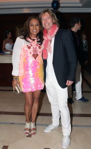 16-05-2010 SHOWBIZZ; GERARD JOLING WERD 50 JAAR EN DAAROM WERD HET EEN FEESTJE VOOR VRIENDEN EN FAMILIE. In de Hotels van Oranje te Noordwijk werd het een verzamelplaats van vrienden en familie en niet zo zeer van bekende Nederlanders. Ook de aanwezige pers was niet van harte welkom op het feestje van Gerard. De schrijvende pers werd zelfs door een medewerkster van het management van Gerard de toegang tot de feestzaal  geweigerd zodat een goed sfeerverslag van het feestje onmogelijk werd gemaakt. Omdat het buiten erg koud was mochten de aanwezige fotografen dan wel binnen staan, maar wel achter een afscheiding nauwlettend in de gaten gehouden door brede mannen met oordopjes in. Een ietswat chanante vertoning voor de mensen die Gerard al meer dan 20 jaar fotograferen. De paar bekende Nederlanders die door weer en wind wel kwamen opdraven vonden het ook een ietswat vreemde beslissing van de organisatie. Gerard bood zijn excuses aan voor het feit dat het niet zo soepeltjes verliep maar zei: Ik heb niks met de organisatie van dit alles te maken, terwijl het management vertelde dat het draaiboek van deze avond was samengesteld door Gerard, Wino (manager) en zijn assistente. Voor de gasten was het waarschijnlijk weer een over de TOP feestje maar voor de pers een teleurstelling terwijl deze juist gedeeltelijk hebben meegeholpen aan de glansrijke carriere van Gerard Joling. 
foto: Albert den Iseger
