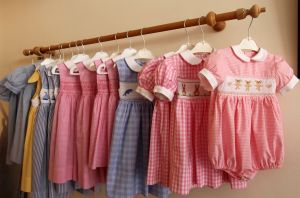 25-05-2010 KONINKLIJK HUIS:HIET KOOPT MAXIMA HAAR KINDERKLEDING.Op een steenworp afstand van Paleis Noordeinde is een beeldschoon kinderkleding winkeltje waar Maxima haar kinderkleding koopt. De met de hand gemaakte traditionele smockjurkjes vinden ook hun weg naar meerdere kleinkinderen van de Koninklijke familie.
foto:Albert den Iseger