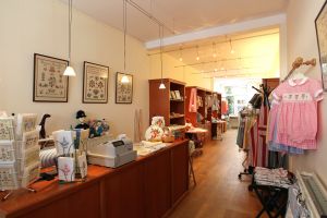 25-05-2010 KONINKLIJK HUIS:HIET KOOPT MAXIMA HAAR KINDERKLEDING.Op een steenworp afstand van Paleis Noordeinde is een beeldschoon kinderkleding winkeltje waar Maxima haar kinderkleding koopt. De met de hand gemaakte traditionele smockjurkjes vinden ook hun weg naar meerdere kleinkinderen van de Koninklijke familie.
foto:Albert den Iseger
