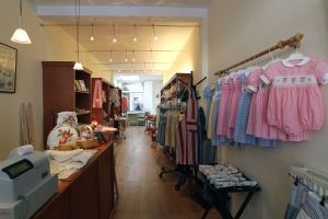 25-05-2010 KONINKLIJK HUIS:HIET KOOPT MAXIMA HAAR KINDERKLEDING.Op een steenworp afstand van Paleis Noordeinde is een beeldschoon kinderkleding winkeltje waar Maxima haar kinderkleding koopt. De met de hand gemaakte traditionele smockjurkjes vinden ook hun weg naar meerdere kleinkinderen van de Koninklijke familie.
foto:Albert den Iseger