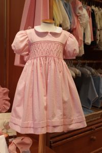 25-05-2010 KONINKLIJK HUIS:HIET KOOPT MAXIMA HAAR KINDERKLEDING.Op een steenworp afstand van Paleis Noordeinde is een beeldschoon kinderkleding winkeltje waar Maxima haar kinderkleding koopt. De met de hand gemaakte traditionele smockjurkjes vinden ook hun weg naar meerdere kleinkinderen van de Koninklijke familie.
foto:Albert den Iseger