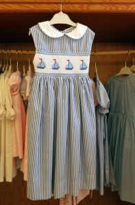 25-05-2010 KONINKLIJK HUIS:HIET KOOPT MAXIMA HAAR KINDERKLEDING.Op een steenworp afstand van Paleis Noordeinde is een beeldschoon kinderkleding winkeltje waar Maxima haar kinderkleding koopt. De met de hand gemaakte traditionele smockjurkjes vinden ook hun weg naar meerdere kleinkinderen van de Koninklijke familie.
foto:Albert den Iseger