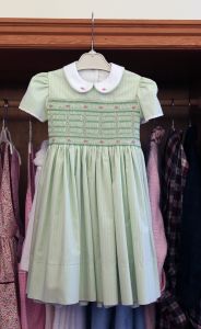 25-05-2010 KONINKLIJK HUIS:HIET KOOPT MAXIMA HAAR KINDERKLEDING.Op een steenworp afstand van Paleis Noordeinde is een beeldschoon kinderkleding winkeltje waar Maxima haar kinderkleding koopt. De met de hand gemaakte traditionele smockjurkjes vinden ook hun weg naar meerdere kleinkinderen van de Koninklijke familie.
foto:Albert den Iseger