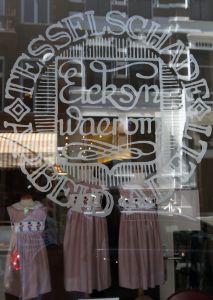 25-05-2010 KONINKLIJK HUIS:HIET KOOPT MAXIMA HAAR KINDERKLEDING.Op een steenworp afstand van Paleis Noordeinde is een beeldschoon kinderkleding winkeltje waar Maxima haar kinderkleding koopt. De met de hand gemaakte traditionele smockjurkjes vinden ook hun weg naar meerdere kleinkinderen van de Koninklijke familie.
foto:Albert den Iseger