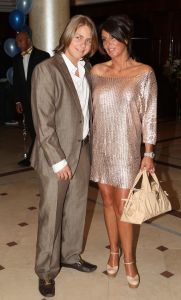 16-05-2010 SHOWBIZZ; GERARD JOLING WERD 50 JAAR EN DAAROM WERD HET EEN FEESTJE VOOR VRIENDEN EN FAMILIE. In de Hotels van Oranje te Noordwijk werd het een verzamelplaats van vrienden en familie en niet zo zeer van bekende Nederlanders. Ook de aanwezige pers was niet van harte welkom op het feestje van Gerard. De schrijvende pers werd zelfs door een medewerkster van het management van Gerard de toegang tot de feestzaal  geweigerd zodat een goed sfeerverslag van het feestje onmogelijk werd gemaakt. Omdat het buiten erg koud was mochten de aanwezige fotografen dan wel binnen staan, maar wel achter een afscheiding nauwlettend in de gaten gehouden door brede mannen met oordopjes in. Een ietswat chanante vertoning voor de mensen die Gerard al meer dan 20 jaar fotograferen. De paar bekende Nederlanders die door weer en wind wel kwamen opdraven vonden het ook een ietswat vreemde beslissing van de organisatie. Gerard bood zijn excuses aan voor het feit dat het niet zo soepeltjes verliep maar zei: Ik heb niks met de organisatie van dit alles te maken, terwijl het management vertelde dat het draaiboek van deze avond was samengesteld door Gerard, Wino (manager) en zijn assistente. Voor de gasten was het waarschijnlijk weer een over de TOP feestje maar voor de pers een teleurstelling terwijl deze juist gedeeltelijk hebben meegeholpen aan de glansrijke carriere van Gerard Joling. 
foto: Albert den Iseger