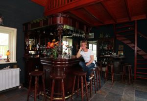 26-05-2010 : SHOWBIZZ; RENE SCHUURMANS IS ECHT WERELDBEROEMD IN HET ZUIDEN VAN NEDERLAND.Het word tijd voor de onwijs aardige zanger dat er een nummer een hit komt zodat ook de rest van Nederland kan gaan genieten van deze 46 jarige zanger.
foto: Albert den Iseger