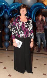 16-05-2010 SHOWBIZZ; GERARD JOLING WERD 50 JAAR EN DAAROM WERD HET EEN FEESTJE VOOR VRIENDEN EN FAMILIE. In de Hotels van Oranje te Noordwijk werd het een verzamelplaats van vrienden en familie en niet zo zeer van bekende Nederlanders. Ook de aanwezige pers was niet van harte welkom op het feestje van Gerard. De schrijvende pers werd zelfs door een medewerkster van het management van Gerard de toegang tot de feestzaal  geweigerd zodat een goed sfeerverslag van het feestje onmogelijk werd gemaakt. Omdat het buiten erg koud was mochten de aanwezige fotografen dan wel binnen staan, maar wel achter een afscheiding nauwlettend in de gaten gehouden door brede mannen met oordopjes in. Een ietswat chanante vertoning voor de mensen die Gerard al meer dan 20 jaar fotograferen. De paar bekende Nederlanders die door weer en wind wel kwamen opdraven vonden het ook een ietswat vreemde beslissing van de organisatie. Gerard bood zijn excuses aan voor het feit dat het niet zo soepeltjes verliep maar zei: Ik heb niks met de organisatie van dit alles te maken, terwijl het management vertelde dat het draaiboek van deze avond was samengesteld door Gerard, Wino (manager) en zijn assistente. Voor de gasten was het waarschijnlijk weer een over de TOP feestje maar voor de pers een teleurstelling terwijl deze juist gedeeltelijk hebben meegeholpen aan de glansrijke carriere van Gerard Joling. 
foto: Albert den Iseger