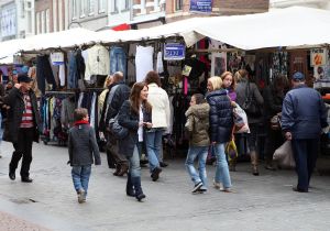 15-05-2010 SHOWBIZZ; SIENEKE IS KLAAR VOOR OSLO MAAR HEEFT OOK EEN PROBLEEM. Sieneke is klaar voor Oslo en heeft haar laatste boodschapjes al gedaan om straks te gaan stralen in Oslo. Wij gingen met Sieneke mee haar laatste inkopen doen. Een paar dagen later bleek echter dat Sieneke een groot probleem had met haar stembanden en bezocht een KNO arts in het Rotterdamse  IKAZIA Ziekenhuis. Het bleek om een knobbeltje te gaan op haar stembanden aldus haar management.De arts is er druk mee bezig om Sieneke beter te krijgen voordat ze a.s maandag naar Oslo toe vliegt.
foto: Albert den Iseger