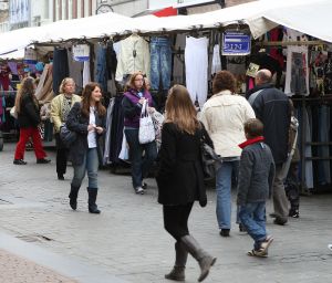 15-05-2010 SHOWBIZZ; SIENEKE IS KLAAR VOOR OSLO MAAR HEEFT OOK EEN PROBLEEM. Sieneke is klaar voor Oslo en heeft haar laatste boodschapjes al gedaan om straks te gaan stralen in Oslo. Wij gingen met Sieneke mee haar laatste inkopen doen. Een paar dagen later bleek echter dat Sieneke een groot probleem had met haar stembanden en bezocht een KNO arts in het Rotterdamse  IKAZIA Ziekenhuis. Het bleek om een knobbeltje te gaan op haar stembanden aldus haar management.De arts is er druk mee bezig om Sieneke beter te krijgen voordat ze a.s maandag naar Oslo toe vliegt.
foto: Albert den Iseger