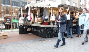 15-05-2010 SHOWBIZZ; SIENEKE IS KLAAR VOOR OSLO MAAR HEEFT OOK EEN PROBLEEM. Sieneke is klaar voor Oslo en heeft haar laatste boodschapjes al gedaan om straks te gaan stralen in Oslo. Wij gingen met Sieneke mee haar laatste inkopen doen. Een paar dagen later bleek echter dat Sieneke een groot probleem had met haar stembanden en bezocht een KNO arts in het Rotterdamse  IKAZIA Ziekenhuis. Het bleek om een knobbeltje te gaan op haar stembanden aldus haar management.De arts is er druk mee bezig om Sieneke beter te krijgen voordat ze a.s maandag naar Oslo toe vliegt.
foto: Albert den Iseger