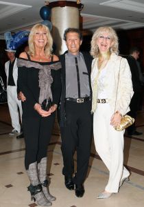 16-05-2010 SHOWBIZZ; GERARD JOLING WERD 50 JAAR EN DAAROM WERD HET EEN FEESTJE VOOR VRIENDEN EN FAMILIE. In de Hotels van Oranje te Noordwijk werd het een verzamelplaats van vrienden en familie en niet zo zeer van bekende Nederlanders. Ook de aanwezige pers was niet van harte welkom op het feestje van Gerard. De schrijvende pers werd zelfs door een medewerkster van het management van Gerard de toegang tot de feestzaal  geweigerd zodat een goed sfeerverslag van het feestje onmogelijk werd gemaakt. Omdat het buiten erg koud was mochten de aanwezige fotografen dan wel binnen staan, maar wel achter een afscheiding nauwlettend in de gaten gehouden door brede mannen met oordopjes in. Een ietswat chanante vertoning voor de mensen die Gerard al meer dan 20 jaar fotograferen. De paar bekende Nederlanders die door weer en wind wel kwamen opdraven vonden het ook een ietswat vreemde beslissing van de organisatie. Gerard bood zijn excuses aan voor het feit dat het niet zo soepeltjes verliep maar zei: Ik heb niks met de organisatie van dit alles te maken, terwijl het management vertelde dat het draaiboek van deze avond was samengesteld door Gerard, Wino (manager) en zijn assistente. Voor de gasten was het waarschijnlijk weer een over de TOP feestje maar voor de pers een teleurstelling terwijl deze juist gedeeltelijk hebben meegeholpen aan de glansrijke carriere van Gerard Joling. 
foto: Albert den Iseger