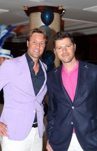 16-05-2010 SHOWBIZZ; GERARD JOLING WERD 50 JAAR EN DAAROM WERD HET EEN FEESTJE VOOR VRIENDEN EN FAMILIE. In de Hotels van Oranje te Noordwijk werd het een verzamelplaats van vrienden en familie en niet zo zeer van bekende Nederlanders. Ook de aanwezige pers was niet van harte welkom op het feestje van Gerard. De schrijvende pers werd zelfs door een medewerkster van het management van Gerard de toegang tot de feestzaal  geweigerd zodat een goed sfeerverslag van het feestje onmogelijk werd gemaakt. Omdat het buiten erg koud was mochten de aanwezige fotografen dan wel binnen staan, maar wel achter een afscheiding nauwlettend in de gaten gehouden door brede mannen met oordopjes in. Een ietswat chanante vertoning voor de mensen die Gerard al meer dan 20 jaar fotograferen. De paar bekende Nederlanders die door weer en wind wel kwamen opdraven vonden het ook een ietswat vreemde beslissing van de organisatie. Gerard bood zijn excuses aan voor het feit dat het niet zo soepeltjes verliep maar zei: Ik heb niks met de organisatie van dit alles te maken, terwijl het management vertelde dat het draaiboek van deze avond was samengesteld door Gerard, Wino (manager) en zijn assistente. Voor de gasten was het waarschijnlijk weer een over de TOP feestje maar voor de pers een teleurstelling terwijl deze juist gedeeltelijk hebben meegeholpen aan de glansrijke carriere van Gerard Joling. 
foto: Albert den Iseger