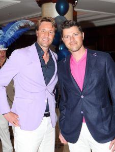 16-05-2010 SHOWBIZZ; GERARD JOLING WERD 50 JAAR EN DAAROM WERD HET EEN FEESTJE VOOR VRIENDEN EN FAMILIE. In de Hotels van Oranje te Noordwijk werd het een verzamelplaats van vrienden en familie en niet zo zeer van bekende Nederlanders. Ook de aanwezige pers was niet van harte welkom op het feestje van Gerard. De schrijvende pers werd zelfs door een medewerkster van het management van Gerard de toegang tot de feestzaal  geweigerd zodat een goed sfeerverslag van het feestje onmogelijk werd gemaakt. Omdat het buiten erg koud was mochten de aanwezige fotografen dan wel binnen staan, maar wel achter een afscheiding nauwlettend in de gaten gehouden door brede mannen met oordopjes in. Een ietswat chanante vertoning voor de mensen die Gerard al meer dan 20 jaar fotograferen. De paar bekende Nederlanders die door weer en wind wel kwamen opdraven vonden het ook een ietswat vreemde beslissing van de organisatie. Gerard bood zijn excuses aan voor het feit dat het niet zo soepeltjes verliep maar zei: Ik heb niks met de organisatie van dit alles te maken, terwijl het management vertelde dat het draaiboek van deze avond was samengesteld door Gerard, Wino (manager) en zijn assistente. Voor de gasten was het waarschijnlijk weer een over de TOP feestje maar voor de pers een teleurstelling terwijl deze juist gedeeltelijk hebben meegeholpen aan de glansrijke carriere van Gerard Joling. 
foto: Albert den Iseger