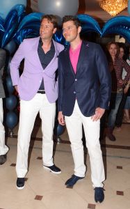 16-05-2010 SHOWBIZZ; GERARD JOLING WERD 50 JAAR EN DAAROM WERD HET EEN FEESTJE VOOR VRIENDEN EN FAMILIE. In de Hotels van Oranje te Noordwijk werd het een verzamelplaats van vrienden en familie en niet zo zeer van bekende Nederlanders. Ook de aanwezige pers was niet van harte welkom op het feestje van Gerard. De schrijvende pers werd zelfs door een medewerkster van het management van Gerard de toegang tot de feestzaal  geweigerd zodat een goed sfeerverslag van het feestje onmogelijk werd gemaakt. Omdat het buiten erg koud was mochten de aanwezige fotografen dan wel binnen staan, maar wel achter een afscheiding nauwlettend in de gaten gehouden door brede mannen met oordopjes in. Een ietswat chanante vertoning voor de mensen die Gerard al meer dan 20 jaar fotograferen. De paar bekende Nederlanders die door weer en wind wel kwamen opdraven vonden het ook een ietswat vreemde beslissing van de organisatie. Gerard bood zijn excuses aan voor het feit dat het niet zo soepeltjes verliep maar zei: Ik heb niks met de organisatie van dit alles te maken, terwijl het management vertelde dat het draaiboek van deze avond was samengesteld door Gerard, Wino (manager) en zijn assistente. Voor de gasten was het waarschijnlijk weer een over de TOP feestje maar voor de pers een teleurstelling terwijl deze juist gedeeltelijk hebben meegeholpen aan de glansrijke carriere van Gerard Joling. 
foto: Albert den Iseger
