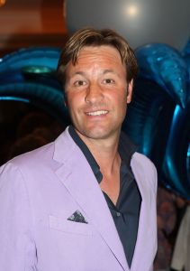 16-05-2010 SHOWBIZZ; GERARD JOLING WERD 50 JAAR EN DAAROM WERD HET EEN FEESTJE VOOR VRIENDEN EN FAMILIE. In de Hotels van Oranje te Noordwijk werd het een verzamelplaats van vrienden en familie en niet zo zeer van bekende Nederlanders. Ook de aanwezige pers was niet van harte welkom op het feestje van Gerard. De schrijvende pers werd zelfs door een medewerkster van het management van Gerard de toegang tot de feestzaal  geweigerd zodat een goed sfeerverslag van het feestje onmogelijk werd gemaakt. Omdat het buiten erg koud was mochten de aanwezige fotografen dan wel binnen staan, maar wel achter een afscheiding nauwlettend in de gaten gehouden door brede mannen met oordopjes in. Een ietswat chanante vertoning voor de mensen die Gerard al meer dan 20 jaar fotograferen. De paar bekende Nederlanders die door weer en wind wel kwamen opdraven vonden het ook een ietswat vreemde beslissing van de organisatie. Gerard bood zijn excuses aan voor het feit dat het niet zo soepeltjes verliep maar zei: Ik heb niks met de organisatie van dit alles te maken, terwijl het management vertelde dat het draaiboek van deze avond was samengesteld door Gerard, Wino (manager) en zijn assistente. Voor de gasten was het waarschijnlijk weer een over de TOP feestje maar voor de pers een teleurstelling terwijl deze juist gedeeltelijk hebben meegeholpen aan de glansrijke carriere van Gerard Joling. 
foto: Albert den Iseger