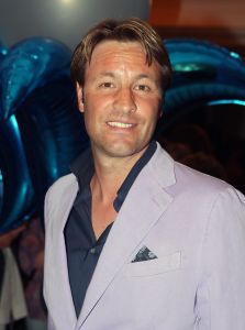 16-05-2010 SHOWBIZZ; GERARD JOLING WERD 50 JAAR EN DAAROM WERD HET EEN FEESTJE VOOR VRIENDEN EN FAMILIE. In de Hotels van Oranje te Noordwijk werd het een verzamelplaats van vrienden en familie en niet zo zeer van bekende Nederlanders. Ook de aanwezige pers was niet van harte welkom op het feestje van Gerard. De schrijvende pers werd zelfs door een medewerkster van het management van Gerard de toegang tot de feestzaal  geweigerd zodat een goed sfeerverslag van het feestje onmogelijk werd gemaakt. Omdat het buiten erg koud was mochten de aanwezige fotografen dan wel binnen staan, maar wel achter een afscheiding nauwlettend in de gaten gehouden door brede mannen met oordopjes in. Een ietswat chanante vertoning voor de mensen die Gerard al meer dan 20 jaar fotograferen. De paar bekende Nederlanders die door weer en wind wel kwamen opdraven vonden het ook een ietswat vreemde beslissing van de organisatie. Gerard bood zijn excuses aan voor het feit dat het niet zo soepeltjes verliep maar zei: Ik heb niks met de organisatie van dit alles te maken, terwijl het management vertelde dat het draaiboek van deze avond was samengesteld door Gerard, Wino (manager) en zijn assistente. Voor de gasten was het waarschijnlijk weer een over de TOP feestje maar voor de pers een teleurstelling terwijl deze juist gedeeltelijk hebben meegeholpen aan de glansrijke carriere van Gerard Joling. 
foto: Albert den Iseger