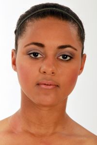 09-05-2010 ONDERWIJS; OPLEIDING VISAGIE HAARLEMSE AKADEMIE. De 2de foto sessie op de Haarlemse Akademie met als opdracht naturel make up en catwalk-model make up met een donker model.
foto: Albert den Iseger