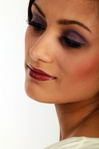 09-05-2010 ONDERWIJS; OPLEIDING VISAGIE HAARLEMSE AKADEMIE. De 2de foto sessie op de Haarlemse Akademie met als opdracht naturel make up en catwalk-model make up met een donker model.
foto: Albert den Iseger