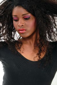 09-05-2010 ONDERWIJS; OPLEIDING VISAGIE HAARLEMSE AKADEMIE. De 2de foto sessie op de Haarlemse Akademie met als opdracht naturel make up en catwalk-model make up met een donker model.
foto: Albert den Iseger