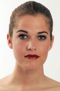 09-05-2010 ONDERWIJS; OPLEIDING VISAGIE HAARLEMSE AKADEMIE. De 2de foto sessie op de Haarlemse Akademie met als opdracht naturel make up en catwalk-model make up met een donker model.
foto: Albert den Iseger