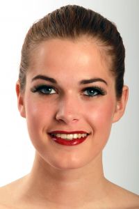 09-05-2010 ONDERWIJS; OPLEIDING VISAGIE HAARLEMSE AKADEMIE. De 2de foto sessie op de Haarlemse Akademie met als opdracht naturel make up en catwalk-model make up met een donker model.
foto: Albert den Iseger
