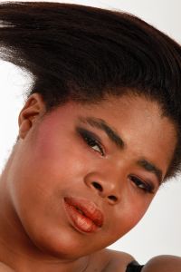 09-05-2010 ONDERWIJS; OPLEIDING VISAGIE HAARLEMSE AKADEMIE. De 2de foto sessie op de Haarlemse Akademie met als opdracht naturel make up en catwalk-model make up met een donker model.
foto: Albert den Iseger