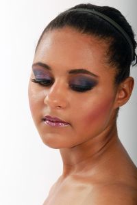 09-05-2010 ONDERWIJS; OPLEIDING VISAGIE HAARLEMSE AKADEMIE. De 2de foto sessie op de Haarlemse Akademie met als opdracht naturel make up en catwalk-model make up met een donker model.
foto: Albert den Iseger