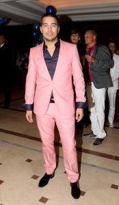 16-05-2010 SHOWBIZZ; GERARD JOLING WERD 50 JAAR EN DAAROM WERD HET EEN FEESTJE VOOR VRIENDEN EN FAMILIE. In de Hotels van Oranje te Noordwijk werd het een verzamelplaats van vrienden en familie en niet zo zeer van bekende Nederlanders. Ook de aanwezige pers was niet van harte welkom op het feestje van Gerard. De schrijvende pers werd zelfs door een medewerkster van het management van Gerard de toegang tot de feestzaal  geweigerd zodat een goed sfeerverslag van het feestje onmogelijk werd gemaakt. Omdat het buiten erg koud was mochten de aanwezige fotografen dan wel binnen staan, maar wel achter een afscheiding nauwlettend in de gaten gehouden door brede mannen met oordopjes in. Een ietswat chanante vertoning voor de mensen die Gerard al meer dan 20 jaar fotograferen. De paar bekende Nederlanders die door weer en wind wel kwamen opdraven vonden het ook een ietswat vreemde beslissing van de organisatie. Gerard bood zijn excuses aan voor het feit dat het niet zo soepeltjes verliep maar zei: Ik heb niks met de organisatie van dit alles te maken, terwijl het management vertelde dat het draaiboek van deze avond was samengesteld door Gerard, Wino (manager) en zijn assistente. Voor de gasten was het waarschijnlijk weer een over de TOP feestje maar voor de pers een teleurstelling terwijl deze juist gedeeltelijk hebben meegeholpen aan de glansrijke carriere van Gerard Joling. 
foto: Albert den Iseger