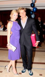 16-05-2010 SHOWBIZZ; GERARD JOLING WERD 50 JAAR EN DAAROM WERD HET EEN FEESTJE VOOR VRIENDEN EN FAMILIE. In de Hotels van Oranje te Noordwijk werd het een verzamelplaats van vrienden en familie en niet zo zeer van bekende Nederlanders. Ook de aanwezige pers was niet van harte welkom op het feestje van Gerard. De schrijvende pers werd zelfs door een medewerkster van het management van Gerard de toegang tot de feestzaal  geweigerd zodat een goed sfeerverslag van het feestje onmogelijk werd gemaakt. Omdat het buiten erg koud was mochten de aanwezige fotografen dan wel binnen staan, maar wel achter een afscheiding nauwlettend in de gaten gehouden door brede mannen met oordopjes in. Een ietswat chanante vertoning voor de mensen die Gerard al meer dan 20 jaar fotograferen. De paar bekende Nederlanders die door weer en wind wel kwamen opdraven vonden het ook een ietswat vreemde beslissing van de organisatie. Gerard bood zijn excuses aan voor het feit dat het niet zo soepeltjes verliep maar zei: Ik heb niks met de organisatie van dit alles te maken, terwijl het management vertelde dat het draaiboek van deze avond was samengesteld door Gerard, Wino (manager) en zijn assistente. Voor de gasten was het waarschijnlijk weer een over de TOP feestje maar voor de pers een teleurstelling terwijl deze juist gedeeltelijk hebben meegeholpen aan de glansrijke carriere van Gerard Joling. 
foto: Albert den Iseger