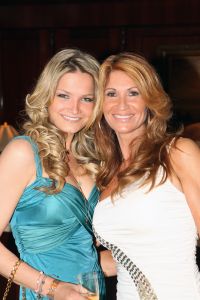 16-05-2010 SHOWBIZZ; GERARD JOLING WERD 50 JAAR EN DAAROM WERD HET EEN FEESTJE VOOR VRIENDEN EN FAMILIE. In de Hotels van Oranje te Noordwijk werd het een verzamelplaats van vrienden en familie en niet zo zeer van bekende Nederlanders. Ook de aanwezige pers was niet van harte welkom op het feestje van Gerard. De schrijvende pers werd zelfs door een medewerkster van het management van Gerard de toegang tot de feestzaal  geweigerd zodat een goed sfeerverslag van het feestje onmogelijk werd gemaakt. Omdat het buiten erg koud was mochten de aanwezige fotografen dan wel binnen staan, maar wel achter een afscheiding nauwlettend in de gaten gehouden door brede mannen met oordopjes in. Een ietswat chanante vertoning voor de mensen die Gerard al meer dan 20 jaar fotograferen. De paar bekende Nederlanders die door weer en wind wel kwamen opdraven vonden het ook een ietswat vreemde beslissing van de organisatie. Gerard bood zijn excuses aan voor het feit dat het niet zo soepeltjes verliep maar zei: Ik heb niks met de organisatie van dit alles te maken, terwijl het management vertelde dat het draaiboek van deze avond was samengesteld door Gerard, Wino (manager) en zijn assistente. Voor de gasten was het waarschijnlijk weer een over de TOP feestje maar voor de pers een teleurstelling terwijl deze juist gedeeltelijk hebben meegeholpen aan de glansrijke carriere van Gerard Joling. 
foto: Albert den Iseger