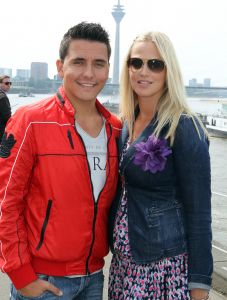 20-05-2011 SHOWBIZZ; JAN SMIT EN LIZA PLAT TROUWEN 17 NOVEMBER HEEL GEWOON IN VOLENDAM.  Jan en Liza trouwen over een half jaar in het mooie Volendam, geen Ibiza, Venetie of Monaco voor het dolgelukkige paar. Het word een intieme gelegenheid voor onze vrienden en familie zo vertelde Jan. Samen met hun kinderen Fem en Emma genieten van het mooie wat 17 November hun brengt, ook de eerste verjaardag van Emma. Het zal een dag worden om nooit meer te vergeten net als de dag dat ik Liza ten huwelijk vroeg onder de Eiffel toren.
foto: Albert den Iseger