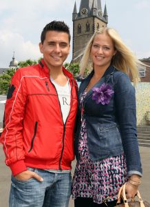 20-05-2011 SHOWBIZZ; JAN SMIT EN LIZA PLAT TROUWEN 17 NOVEMBER HEEL GEWOON IN VOLENDAM.  Jan en Liza trouwen over een half jaar in het mooie Volendam, geen Ibiza, Venetie of Monaco voor het dolgelukkige paar. Het word een intieme gelegenheid voor onze vrienden en familie zo vertelde Jan. Samen met hun kinderen Fem en Emma genieten van het mooie wat 17 November hun brengt, ook de eerste verjaardag van Emma. Het zal een dag worden om nooit meer te vergeten net als de dag dat ik Liza ten huwelijk vroeg onder de Eiffel toren.
foto: Albert den Iseger