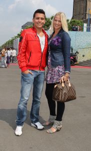 20-05-2011 SHOWBIZZ; JAN SMIT EN LIZA PLAT TROUWEN 17 NOVEMBER HEEL GEWOON IN VOLENDAM.  Jan en Liza trouwen over een half jaar in het mooie Volendam, geen Ibiza, Venetie of Monaco voor het dolgelukkige paar. Het word een intieme gelegenheid voor onze vrienden en familie zo vertelde Jan. Samen met hun kinderen Fem en Emma genieten van het mooie wat 17 November hun brengt, ook de eerste verjaardag van Emma. Het zal een dag worden om nooit meer te vergeten net als de dag dat ik Liza ten huwelijk vroeg onder de Eiffel toren.
foto: Albert den Iseger