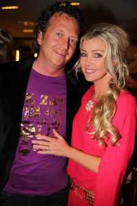 29-05-2013 SHOWBIZZ; TOPPERS BELEEFDEN ALWEER EEN HOOGTE PUNT. Meer dan 200.000 buikdanseressen en sjeiks gingen volledig los op de muziek van Rene Froger-Gerard Joling-Jeroen v.d.Boom-Najib Amhali-Ernst Daniel Smit-Rene Schuurmans-Tavares-Venga Boys-Robert Leroy-Jan Smit en de 3 JS. Het was weer het TOPPERS feest bij uitstek. Volgend jaar de finale, het 1ste jubileum van de TOPPERS. Misschien wel compleet met GORDON. We gaan het meemaken.
foto: Albert den Iseger