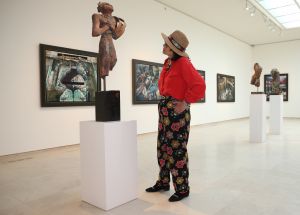 24-05-2013 SHOWBIZZ; GERTI BIERENBROODSPOT EN FONG LENG AL JAREN SOULMATE-S. Gerti en Fong Leng zijn al vele jaren bevriend en delen hun creative manier van leven en kunst  als het hun beide uitkomt. Gerti is altijd weg en onderweg naar nieuwe projecten, maar hun vriendschap is diepgeworteld en duurt intussen al vele tientallen jaren. Barbara Plugge ontmoette beide dames in het Van der Togt museum en sprak beide dames tussen de unieki kunst van Gerti. Deze week het verhaal in weekblad PRIVE.
foto: Albert den Iseger