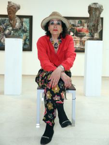 24-05-2013 SHOWBIZZ; GERTI BIERENBROODSPOT EN FONG LENG AL JAREN SOULMATE-S. Gerti en Fong Leng zijn al vele jaren bevriend en delen hun creative manier van leven en kunst  als het hun beide uitkomt. Gerti is altijd weg en onderweg naar nieuwe projecten, maar hun vriendschap is diepgeworteld en duurt intussen al vele tientallen jaren. Barbara Plugge ontmoette beide dames in het Van der Togt museum en sprak beide dames tussen de unieki kunst van Gerti. Deze week het verhaal in weekblad PRIVE.
foto: Albert den Iseger